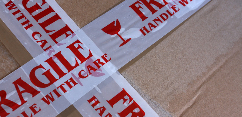 Bezpieczne pakowanie towarów do wysyłki