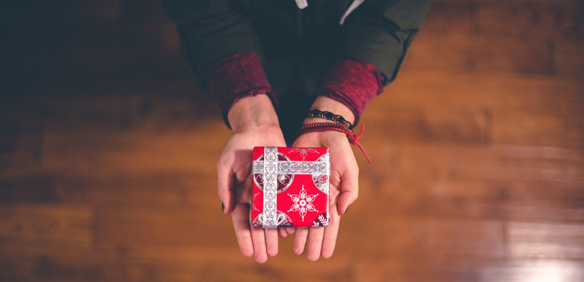 Ciekawe pomysły na prezent przez internet Internetowa sprzedaż produktów, które mogą pełnić rolę prezentu