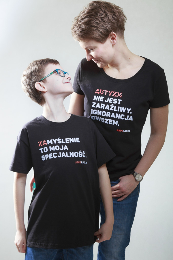 Angażujące teksty na sprzedawanych koszulkach