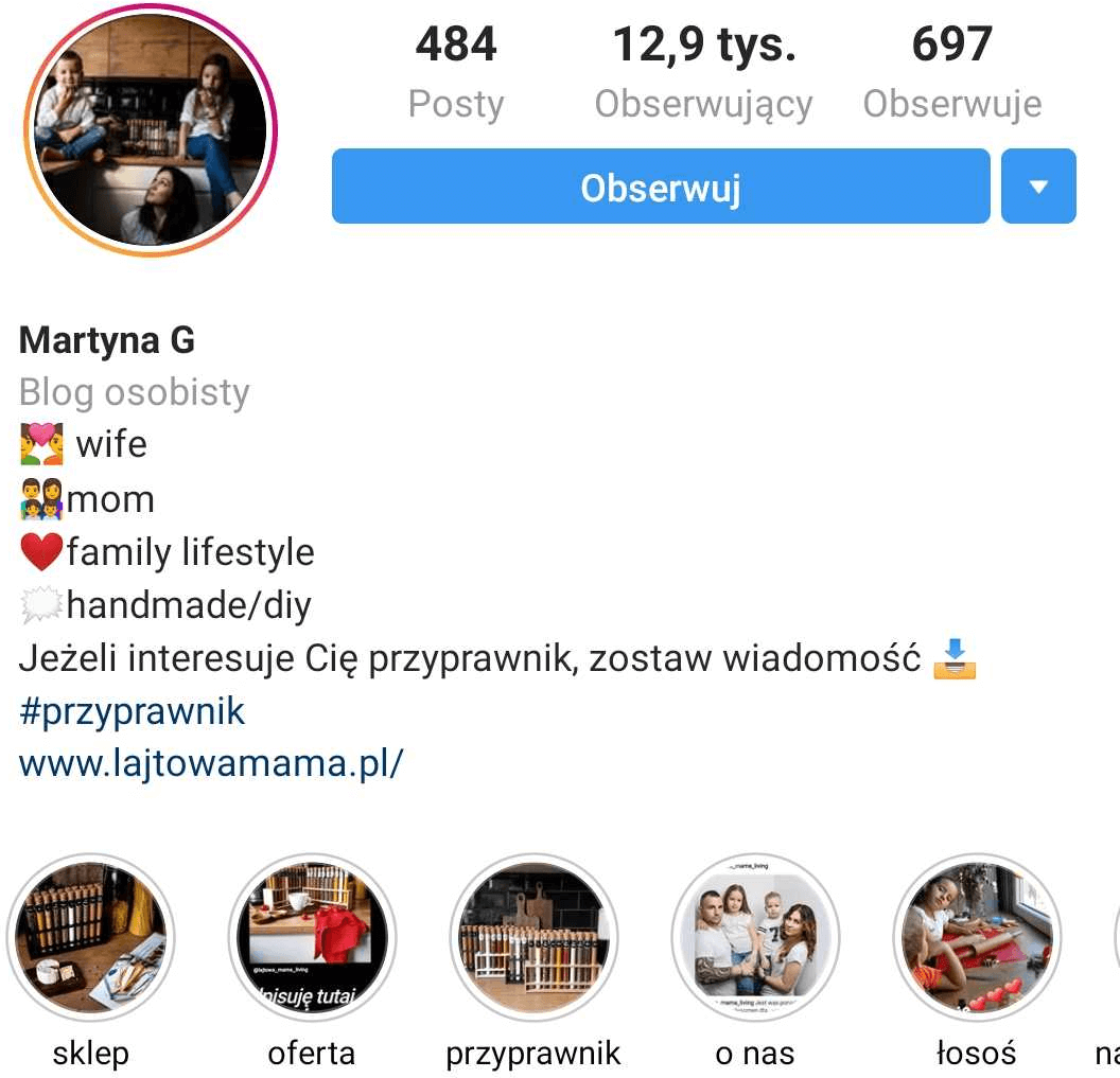 Przykład konta Instagram z dodanym opisem profilu oraz wyróżnionymi relacjami