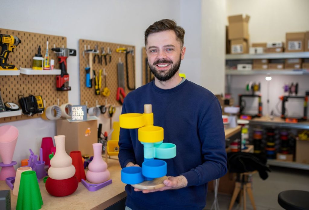Projektant Yam yest Design prezentuje lampę do kupienia w sklepie internetowym Shoper