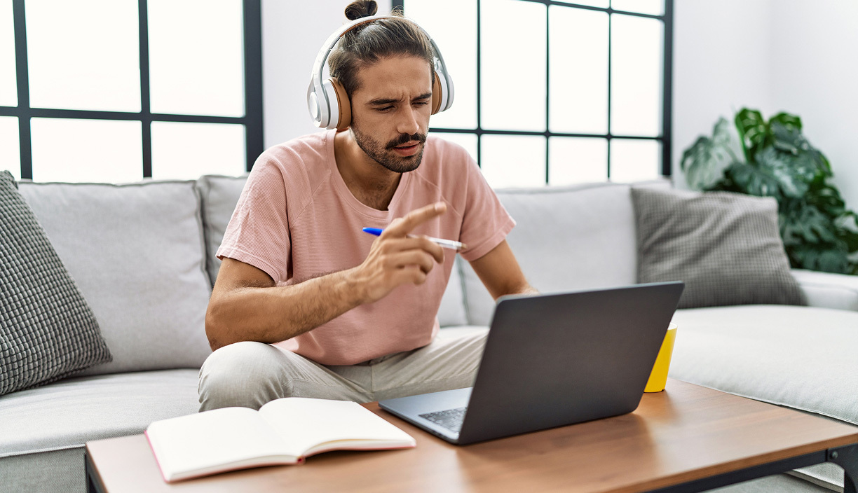 Partner programu resellerskiego Shopera przed komputerem