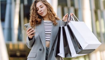 Młoda kobieta robiąca zakupy podczas Black Friday