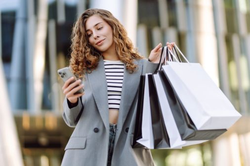 Młoda kobieta robiąca zakupy podczas Black Friday