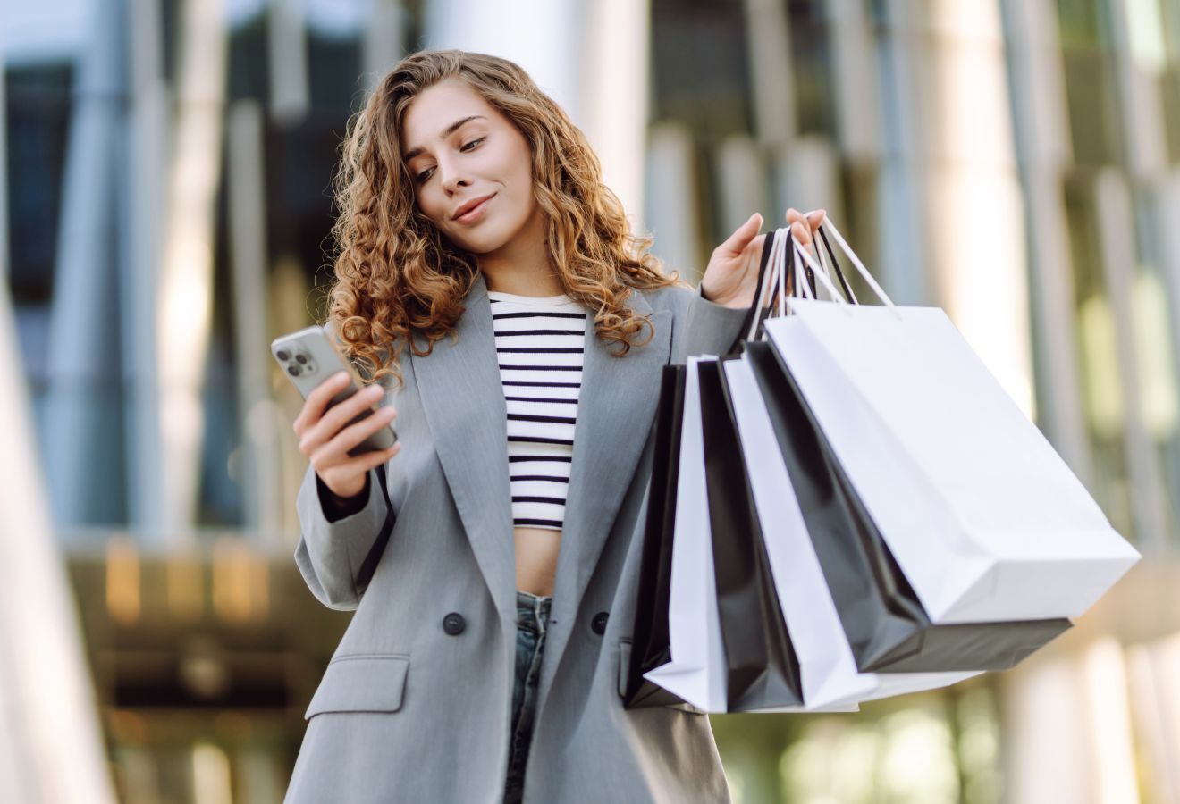 Młoda kobieta robiąca zakupy podczas Black Friday