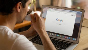 Mężczyzna patrzy na ekran laptopa po Aktualizacji algorytmu Google